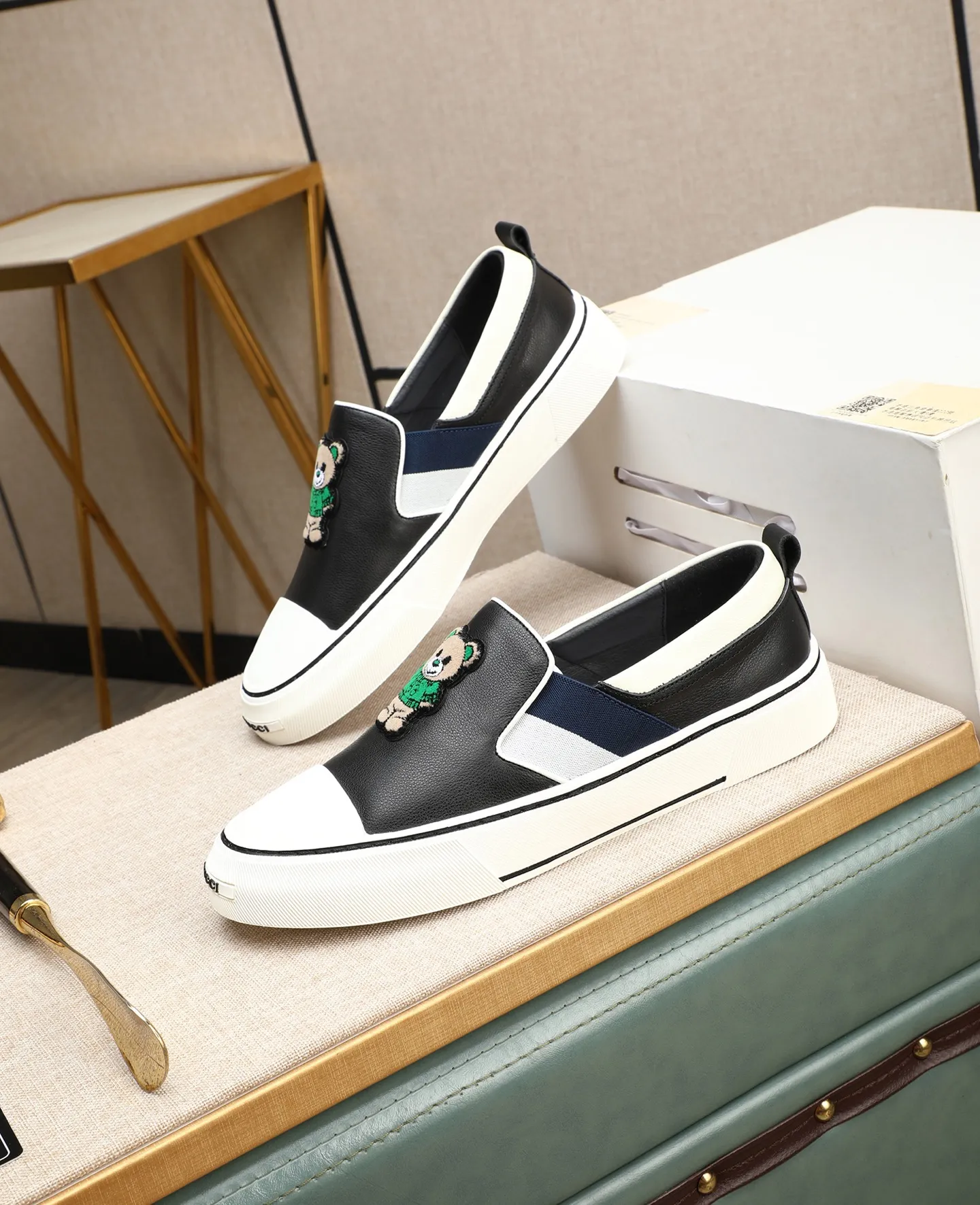 Men's shoes 💰460 GUCCI🔍🔍The latest models are on sale at the same time at the counter. Original calfskin imported from Italy, genuine leather lining, (high-end, extravagant, and classy) with exquisite workmanship. Soles: Original soles specially provided by the original factory. ⚠Exclusive double-layer movable molded soles are super comfortable⚠. Photos of the real thing🎬The real thing is even better🔍🔍"High quality·Follow the order" Code number 38-44